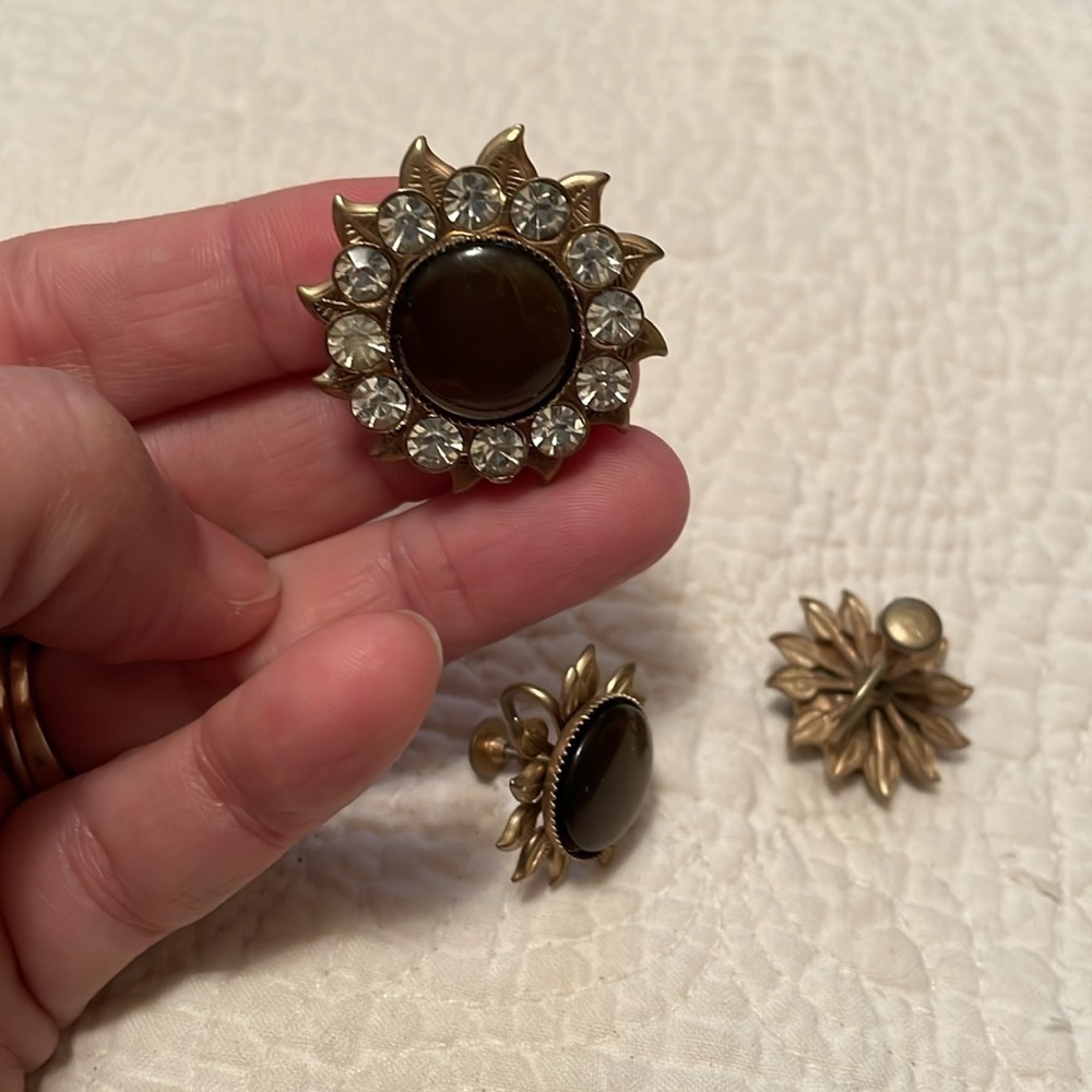 Vintage Pin and clip earring set. Flower design with brown center. Gold toned.